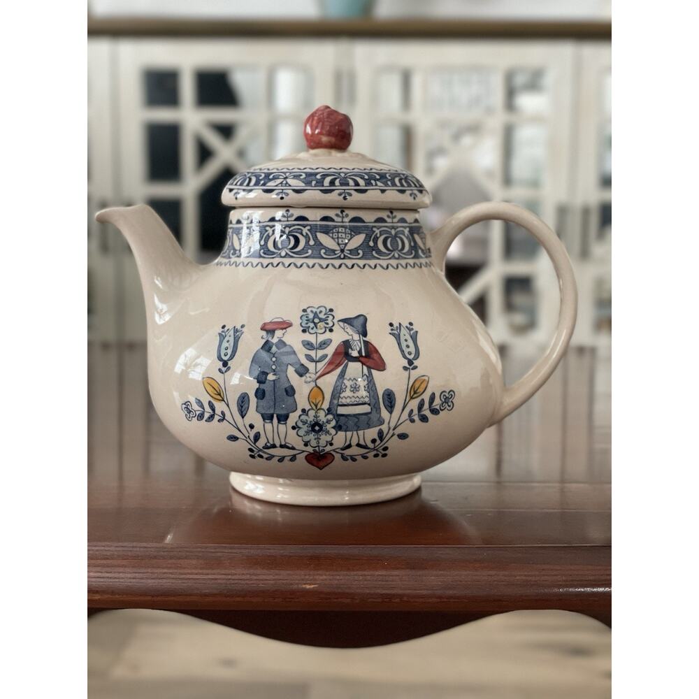 Johnson Brothers Staffordshire Hearts & Flowers- 6 1/2" Tall Tea Pot w/ Lid